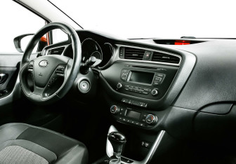 Подержанный автомобиль Kia Ceed Hatchback 2016 года (10 фото)