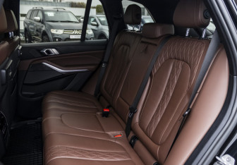 Подержанный автомобиль BMW X5 2020 года (13 фото)