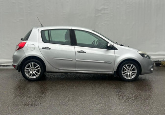 Подержанный автомобиль Renault Clio Hatchback 2009 года (4 фото)
