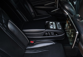 Подержанный автомобиль Kia K900 2019 года (9 фото)