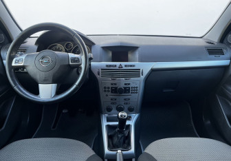 Подержанный автомобиль Opel Astra Sedan 2014 года (12 фото)