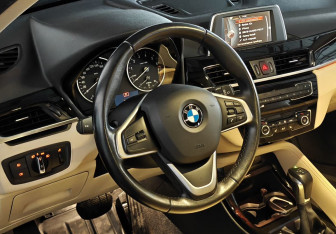 Подержанный автомобиль BMW X1 2015 года (12 фото)