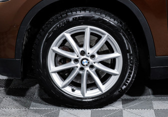 Подержанный автомобиль BMW X1 2015 года (15 фото)