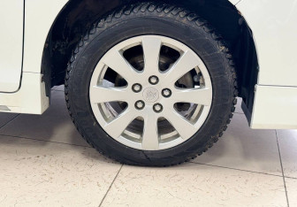 Подержанный автомобиль Toyota Voxy Minivan 2014 года (5 фото)