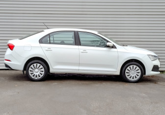 Подержанный автомобиль Skoda Rapid Liftback 2021 года (4 фото)