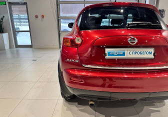Подержанный автомобиль Nissan Juke 2011 года (8 фото)