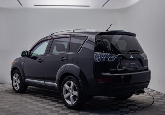 Подержанный автомобиль Mitsubishi Outlander 2008 года (7 фото)