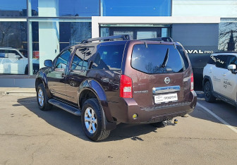 Подержанный автомобиль Nissan Pathfinder 2012 года (7 фото)