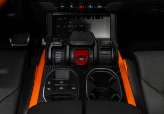 Подержанный автомобиль Lamborghini Urus 2025 года (23 фото)