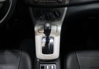 Подержанный автомобиль Nissan Sentra Sedan 2015 года (17 фото)