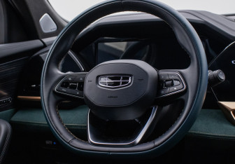 Подержанный автомобиль Geely Monjaro 2023 года (15 фото)