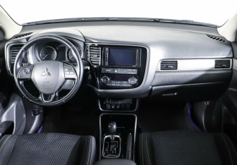 Подержанный автомобиль Mitsubishi Outlander 2017 года (12 фото)