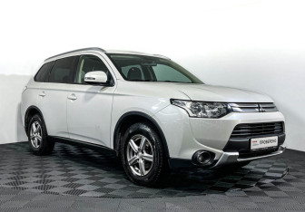 Подержанный автомобиль Mitsubishi Outlander 2014 года (3 фото)