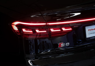 Подержанный автомобиль Audi S8 2021 года (31 фото)