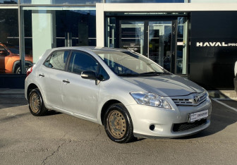 Подержанный автомобиль Toyota Auris Hatchback 2010 года (3 фото)
