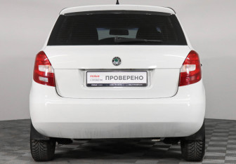 Подержанный автомобиль Skoda Fabia Hatchback 2010 года (6 фото)