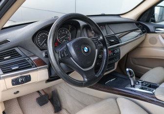 Подержанный автомобиль BMW X5 2011 года (15 фото)