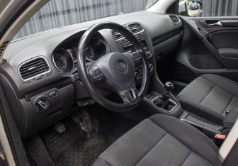 Подержанный автомобиль Volkswagen Golf Hatchback 2012 года (14 фото)
