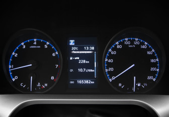 Подержанный автомобиль Toyota RAV4 2016 года (10 фото)