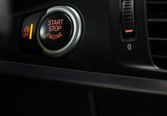 Подержанный автомобиль BMW X3 2012 года (18 фото)