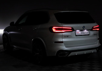 Подержанный автомобиль BMW X5 2022 года (21 фото)