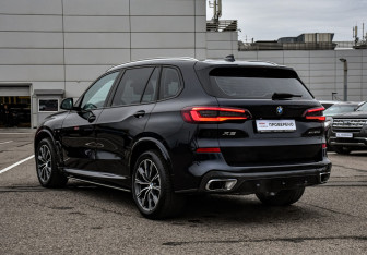 Подержанный автомобиль BMW X5 2023 года (7 фото)