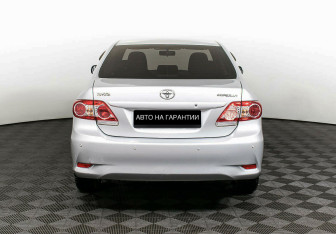 Подержанный автомобиль Toyota Corolla Sedan 2012 года (6 фото)