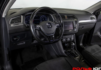 Подержанный автомобиль Volkswagen Tiguan 2017 года (19 фото)