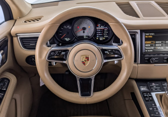 Подержанный автомобиль Porsche Macan 2014 года (22 фото)