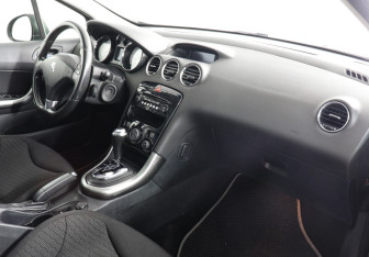 Подержанный автомобиль Peugeot 308 Hatchback 2011 года (6 фото)