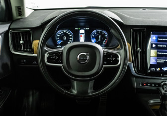 Подержанный автомобиль Volvo S90 2017 года (11 фото)
