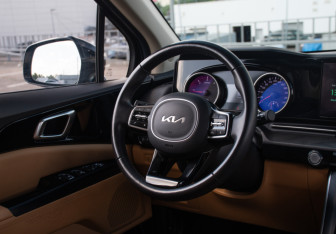 Подержанный автомобиль Kia Carnival 2022 года (14 фото)