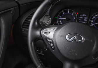 Подержанный автомобиль Infiniti QX70 2015 года (18 фото)