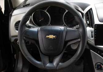 Подержанный автомобиль Chevrolet Cruze Hatchback 2014 года (17 фото)