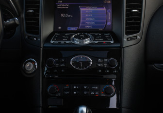 Подержанный автомобиль Infiniti QX70 2016 года (18 фото)