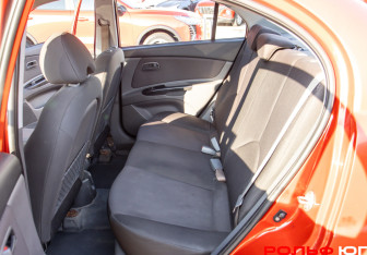 Подержанный автомобиль Kia Rio Sedan 2010 года (9 фото)