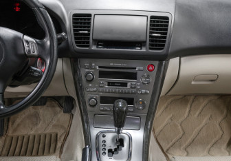 Подержанный автомобиль Subaru Legacy Sedan 2004 года (15 фото)