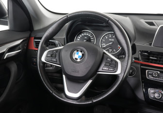 Подержанный автомобиль BMW X1 2017 года (12 фото)