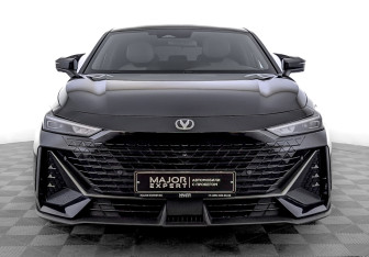Подержанный автомобиль Changan UNI-V 2023 года (2 фото)