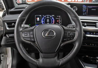 Подержанный автомобиль Lexus UX 2021 года (17 фото)