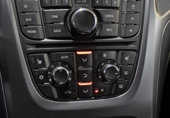 Подержанный автомобиль Opel Astra Hatchback 2012 года (18 фото)