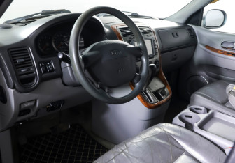 Подержанный автомобиль Kia Carnival 2005 года (15 фото)