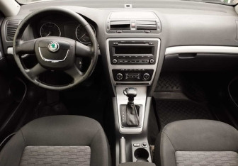 Подержанный автомобиль Skoda Octavia Liftback 2012 года (9 фото)