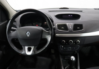 Подержанный автомобиль Renault Fluence 2012 года (13 фото)