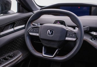 Подержанный автомобиль Changan UNI-V 2023 года (15 фото)