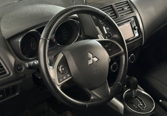 Подержанный автомобиль Mitsubishi ASX 2013 года (12 фото)