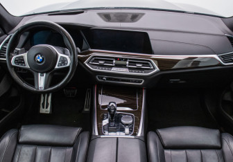 Подержанный автомобиль BMW X5 2019 года (13 фото)