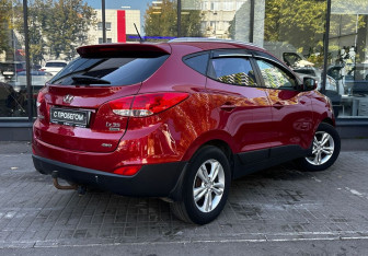 Подержанный автомобиль Hyundai ix35 2010 года (8 фото)
