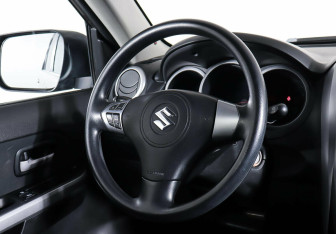 Подержанный автомобиль Suzuki Grand Vitara 2013 года (11 фото)