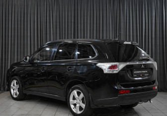Подержанный автомобиль Mitsubishi Outlander 2013 года (7 фото)